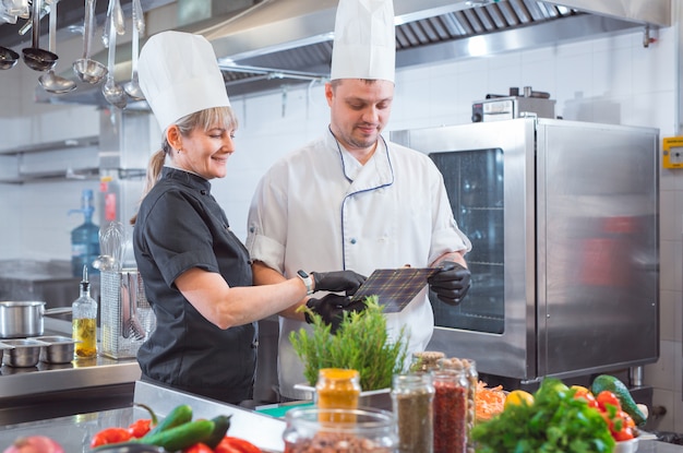 Cook bereiden diner in de keuken van een restaurant.