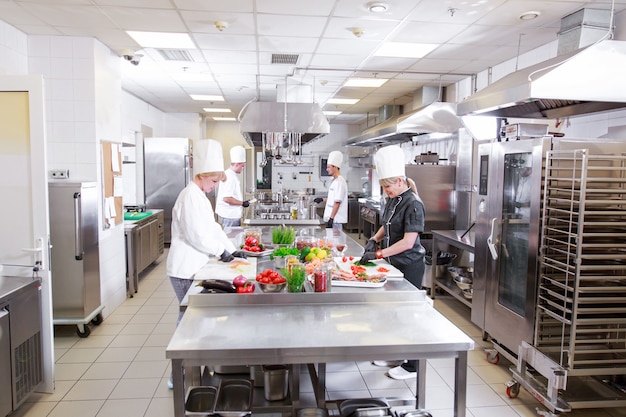 Cook bereiden diner in de keuken van een restaurant.