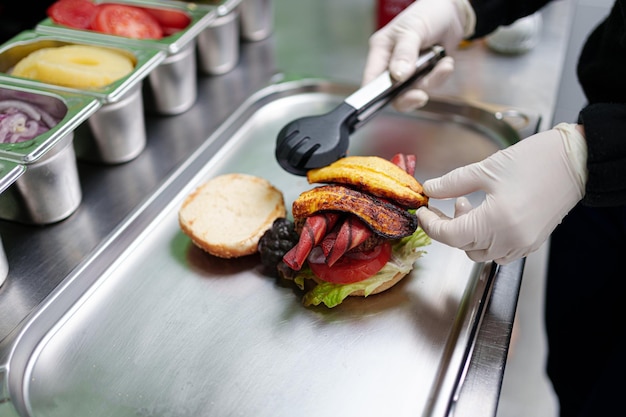 Cook bereidt vegan burger in haar restaurant