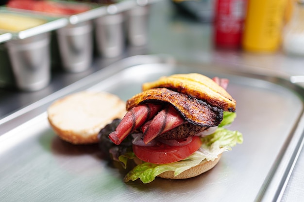 Cook bereidt vegan burger in haar restaurant