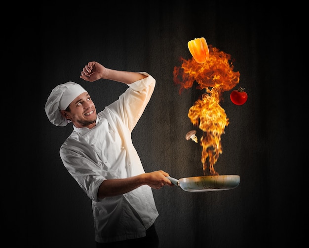 Foto cook chef met een grote explosie in de keuken