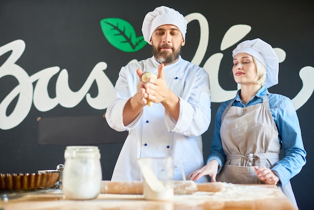 Cuoco e chef che lavorano con l'impasto