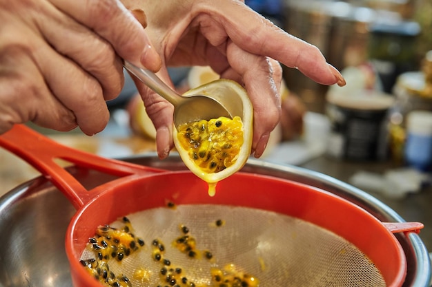 Cook taglia la passiflora per fare la torta