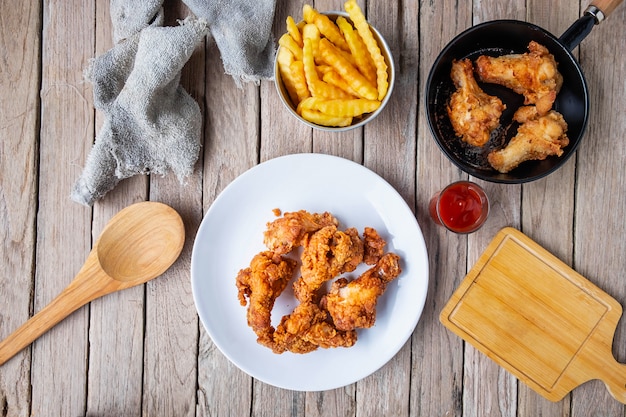 Cook fried chicken on the table in the kitchen.