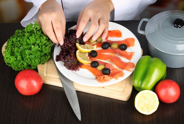 Photo cook hands decorating dish