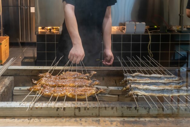 요리사가 장어를 굽고 있다