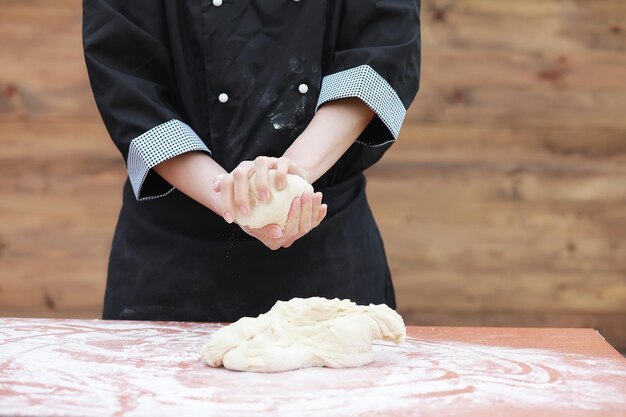 Foto il cuoco fa la farina con la farina per cuocere in tavola