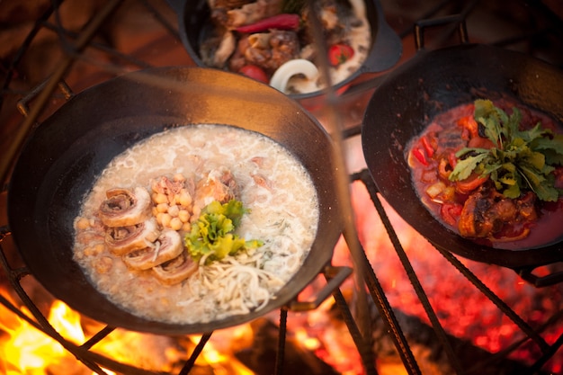 가문비나무 가지가 있는 스테이크에서 완두콩으로 고기 요리를 요리하십시오.