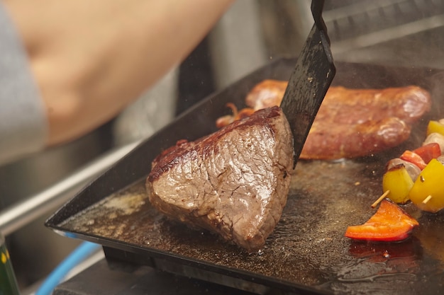 昼食のためにグリルで肉を調理します