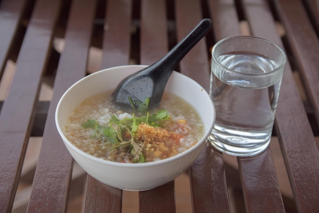 Foto cuocere in tavola il congee di maiale tritato pronto da mangiare