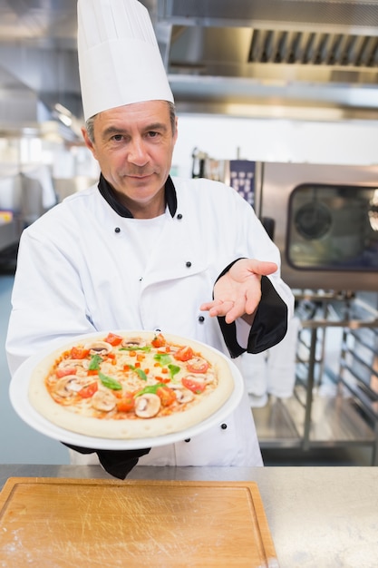 Cook presenteert zijn pizza