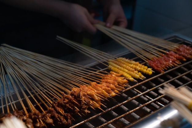 グリルで焼いた牛肉のケバブを調理する