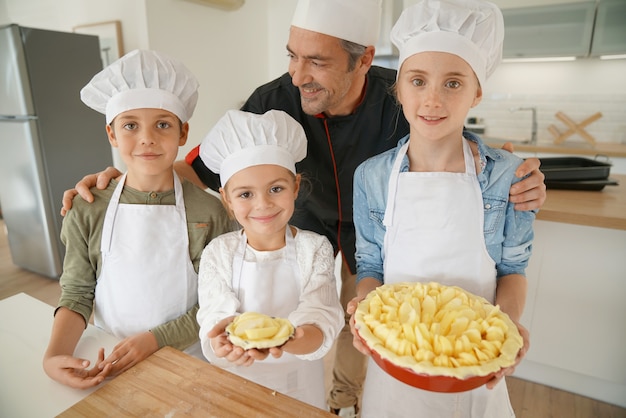 Foto cucina con i suoi studenti