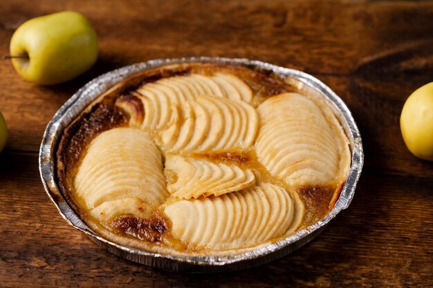 나무 배경에 요리된 사과 파이 완제품 반제품