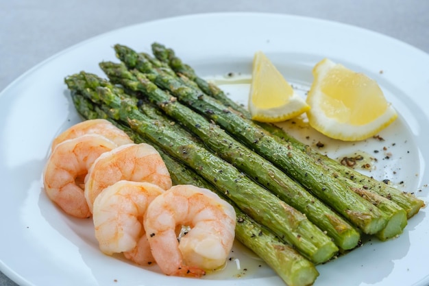 Cooked asparagus with prawn