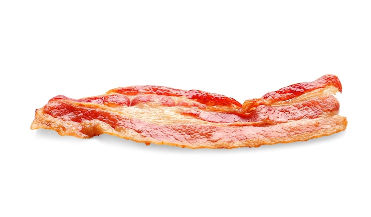 Photo cooked bacon rasher on white background