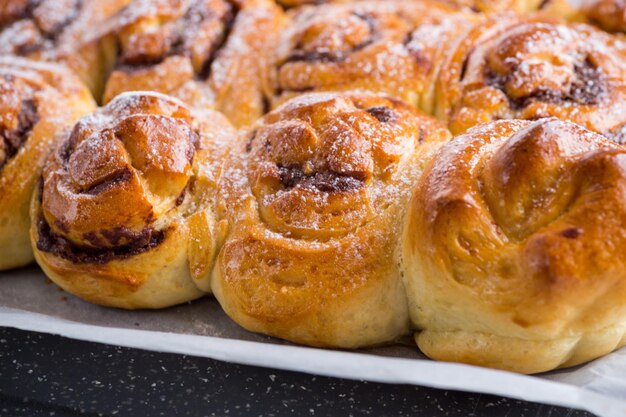 Foto rotoli di panini dolci cotti al forno con ripieno di cioccolato