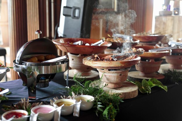 調理されたベルギーの食べ物は,暖かく保つために,火を下に置いた陶器の容器に置かれます.