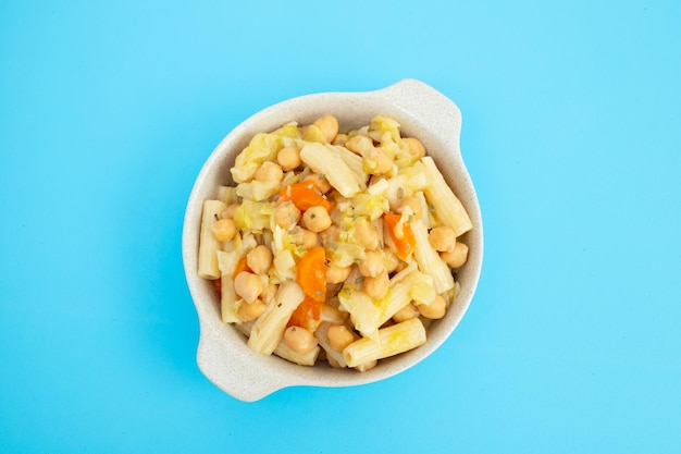 Photo cooked chick peas with cabbage carrot in bowl