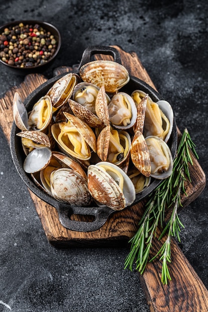 Cooked Clams vongole in a pan