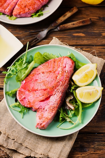 Foto tonno cucinato delizioso con insalata verde