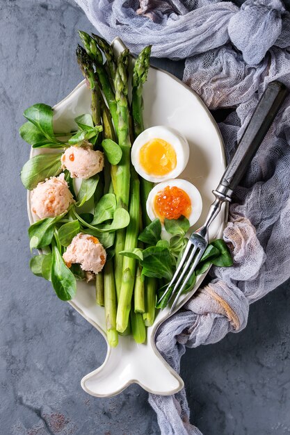 Cooked green asparagus with egg