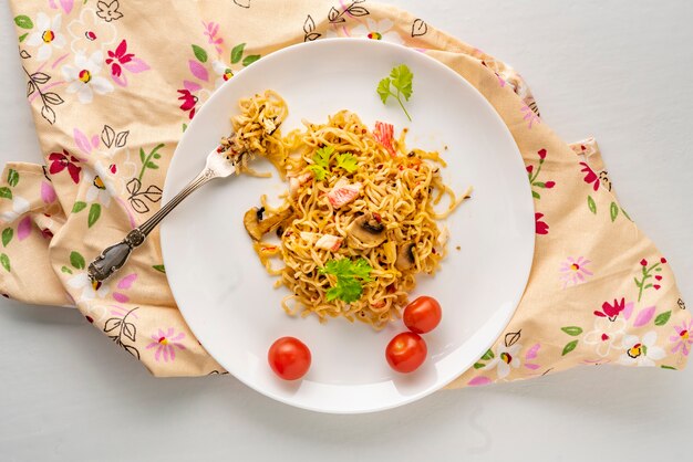 Приготовленное горячее блюдо или блюдо со спагетиями, крабовым мясом, грибами и специями