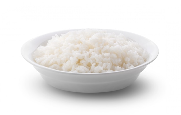 Jasmin rice cucinato in piatto bianco sulla parete bianca