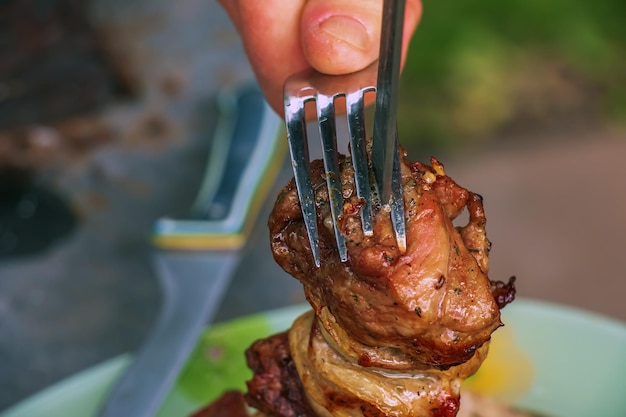 Фото Вареные кебаб на гриле с дымом свежее коричневое мясо для барбекю, приготовленное на открытом гриле