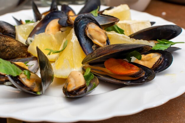 Cooked mussels in wine with lemon