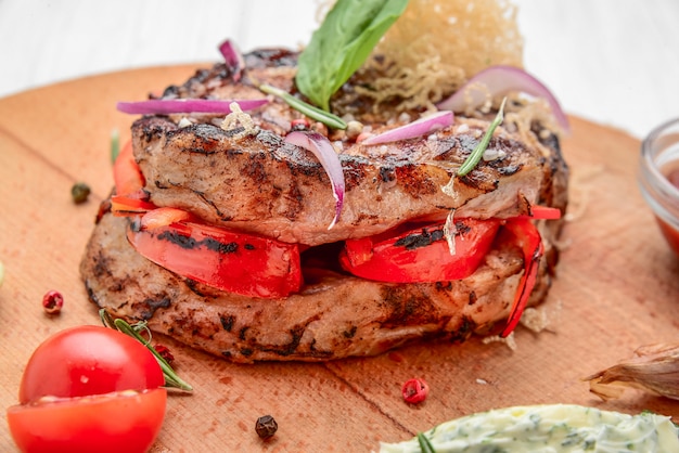 Foto lonza di maiale cotta arrosto con salsa di pomodoro