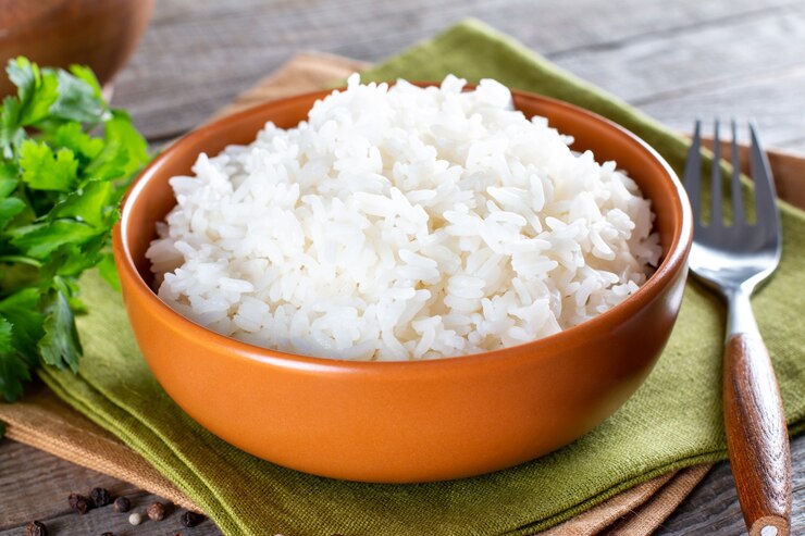 Photo cooked rice in a bowl on an old wooden table
