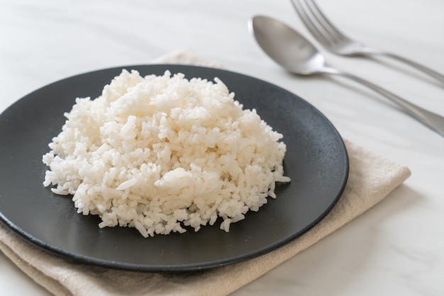 приготовленный рис на тарелке