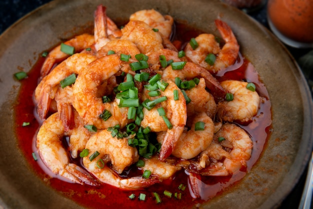 Photo cooked shrimps with olive oil.