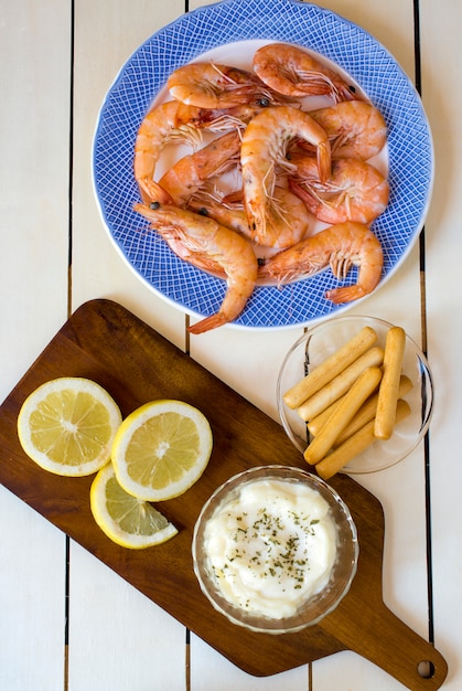 Cooked shrimps with slices of lemon