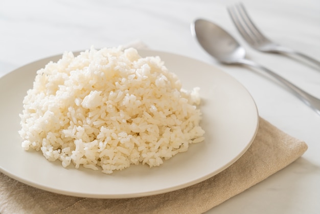 приготовленный тайский белый рис с жасмином на тарелке