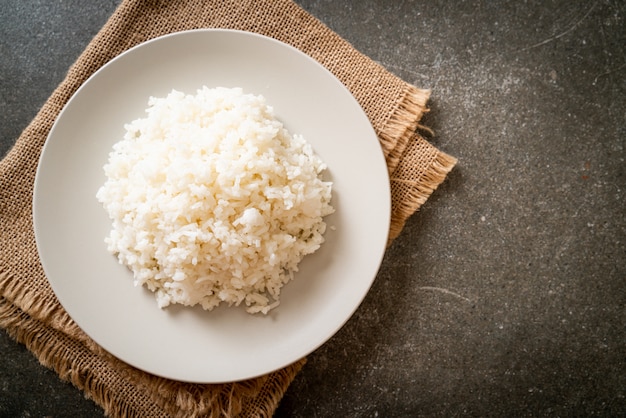 Photo cooked thai jasmine white rice on plate