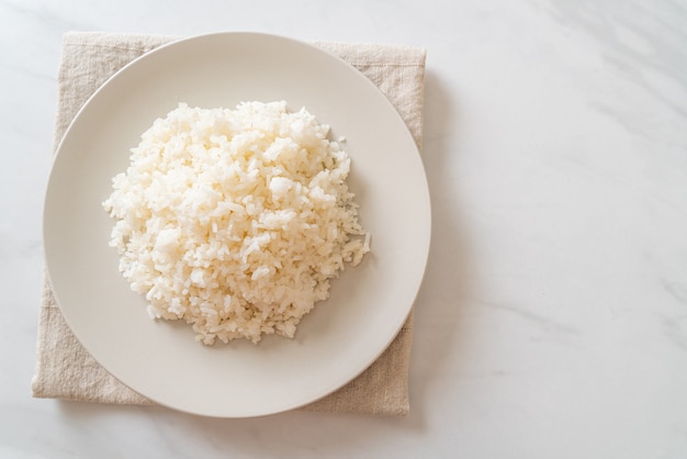 접시에 조리된 태국 재스민 흰 쌀