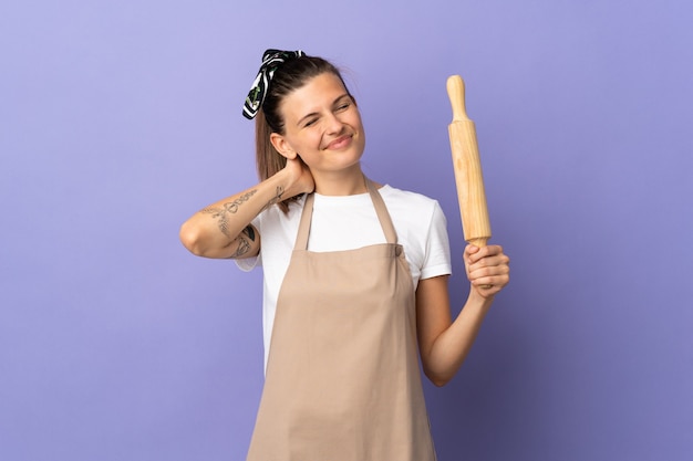 首の痛みと紫色の壁に分離された炊飯器スロバキアの女性