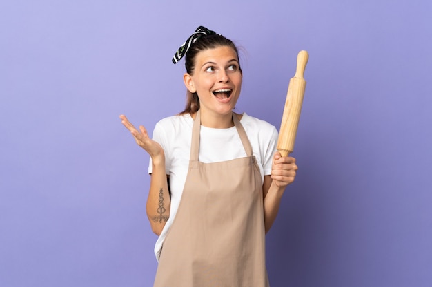 驚きの表情で紫色の壁に分離された炊飯器スロバキアの女性