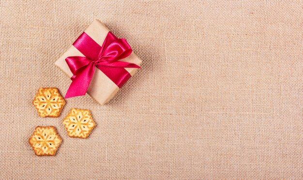 Cookie in de vorm van sneeuwvlokken en geschenkdoos.