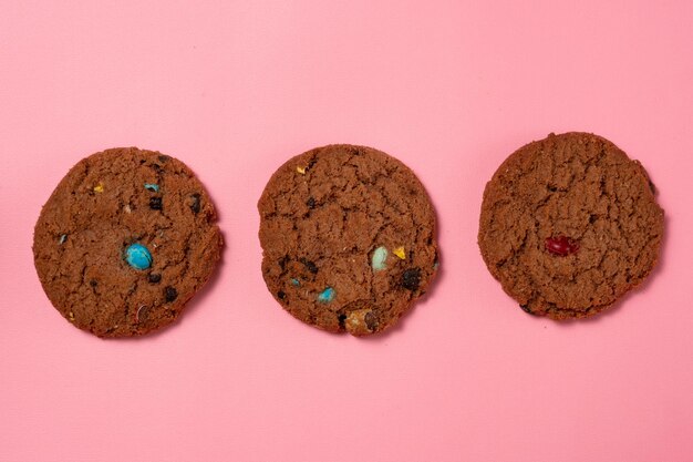 초콜릿  ⁇  쿠키 분홍색 배경에 고립 된 쿠키