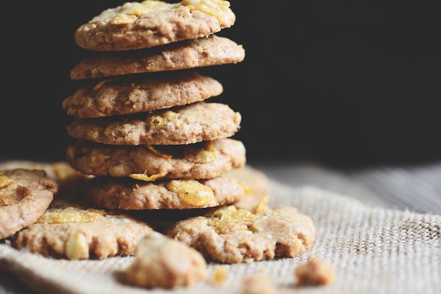 Cookies chocolate chip op de zak tafel achtergrond, close-up cookie cornflakes