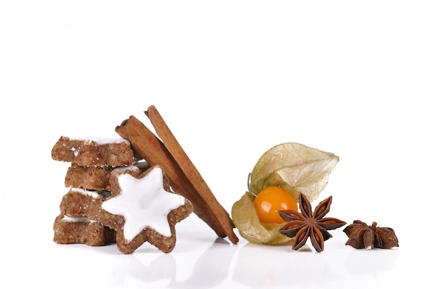 Cookies in cinnamon, anise and physalis