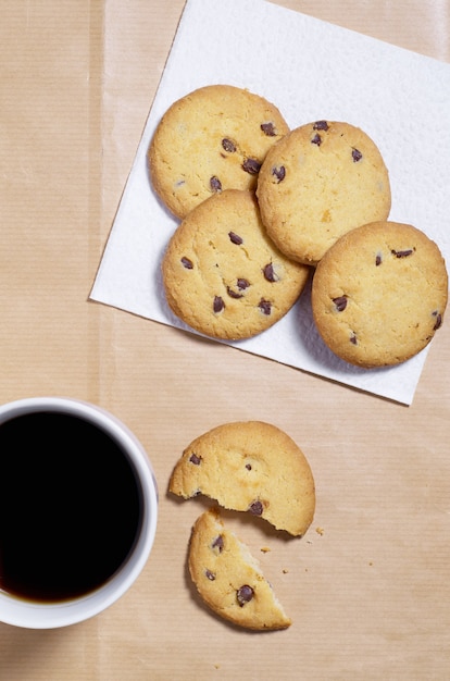 テーブルの上のクッキーとコーヒーカップ