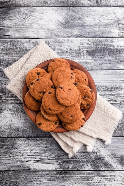 Cookies cookies op verschillende achtergronden havermoutkoekjes met chocolade