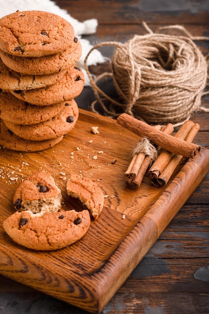 Cookies cookies op verschillende achtergronden havermoutkoekjes met chocolade