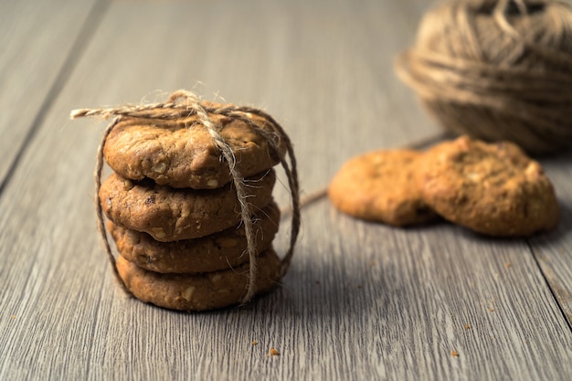 Foto biscotti sulla vecchia tavola di legno scura