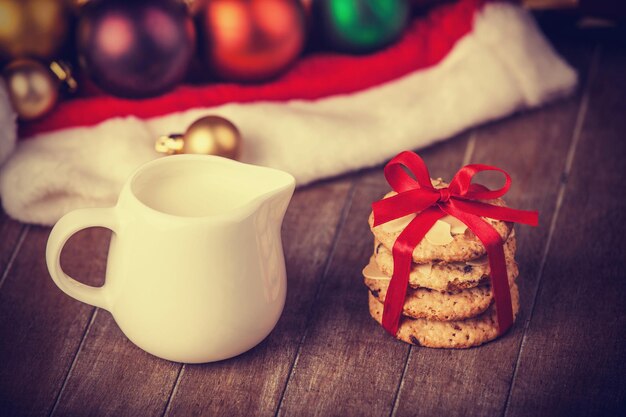 Biscotti, orecchini e regali di natale sullo sfondo