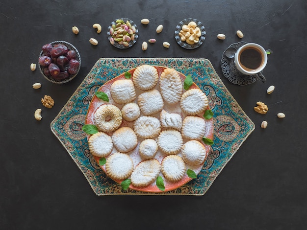 Foto biscotti della festa islamica di el fitr. dolci del ramadan. biscotti egiziani 